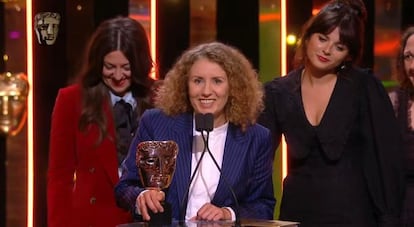 Kayleigh Llewellyn agradece el Bafta al mejor drama británico del año acompañada de Jo Hartley y Gabrielle Creevy, dos de las actrices de 'In My Skin'.