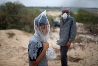 Un niño palestino se cubre le cabeza con una bolsa de plástico para protegerse de los ataques con gas israelíes, en Gaza, el 1 de octubre de 2018.