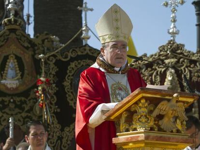 El cardenal arzobispo de Barcelona, Lluís Martínez Sistach, oficia la misa de Pontifical de Pentecostés, en la aldea onubense de El Rocío.