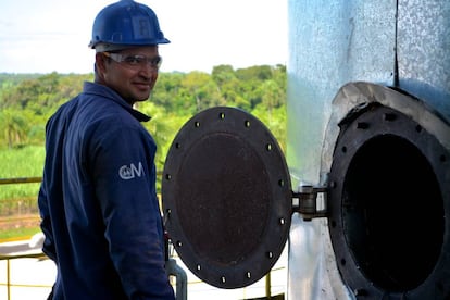 Un empleado de Manduvirá, durante los trabajos de mantenimiento de la fábrica, que para durante 155 días al año.