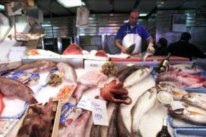 En la imagen, un puesto de pescado en el mercado de Chamberí, en Madrid. EFE/Archivo