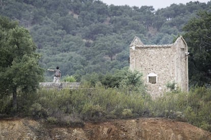 Todavía permanecen en pie, a duras penas, algunas infraestructuras que recuerdan el pasado minero de la zona.