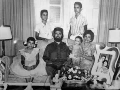 Huber Matos junto a su esposa e hijos en Cuba