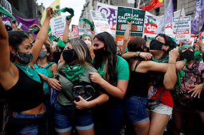 Manifestantes celebram a aprovação, pela Câmara dos Deputados, da legalização do aborto na Argentina.