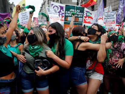 Manifestantes celebram a aprovação, pela Câmara dos Deputados, da legalização do aborto na Argentina.