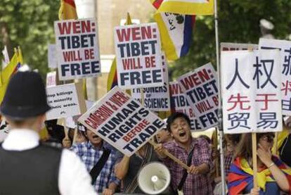 Un grupo de manifestantes a favor de la libertad de Tíbet, ayer en Londres.