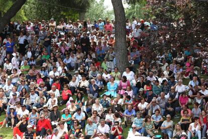 Una multitud se protege de sol bajo los árboles en la Pradera de San Isidro, el 15 de mayo de 2015.