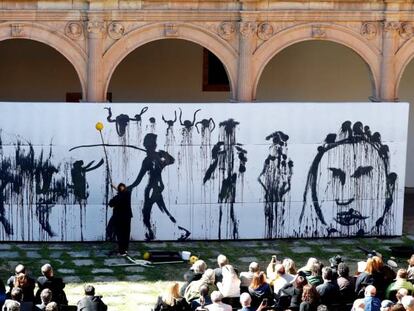 Miquel Barceló realiza una performance de creación de una pintura efiímera en el claustro del Colegio Fonseca, en Salamanca.