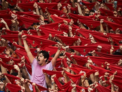 Pañuelos rojos alzados durante el chupinazo de este martes en la plaza del Ayuntamiento de Pamplona.