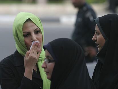 Policías femeninas exigen a una mujer que se quite el carmín de labios