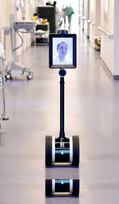 El robot Double se pasea por la clínica ginecológica Auguste-Viktoria-Klinikum, en Berlín, para que la doctora pueda visitar desde un mismo lugar a varias pacientes