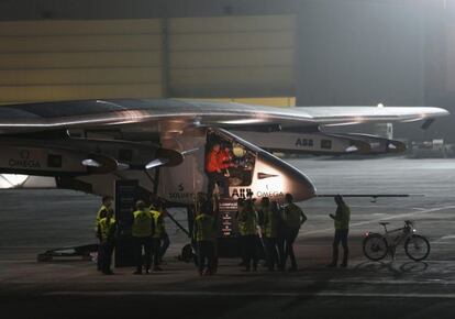 Las compañías involucradas en el proyecto incluyen a Bayer AG, Solvay, ABB, Schindler, Omega y Masdar, de Abu Dhabi. En la imagen, el avión minutos antes del despegue.