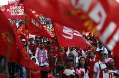 Varios trabajadores participan en una protesta convocada durante la celebración del Día Internacional del Trabajo, en Manila, Filipinas.