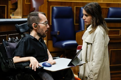 El portavoz de Unidas Podemos en el Congreso, Pablo Echenique, conversa con la ministra de Igualdad, Irene Montero, en el Congreso.