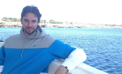 Pau Gasol disfruta en Menorca de cinco días de vacaciones antes de lanzar su academia. El jugador de los Lakers mantiene la incertidumbre sobre su futuro.