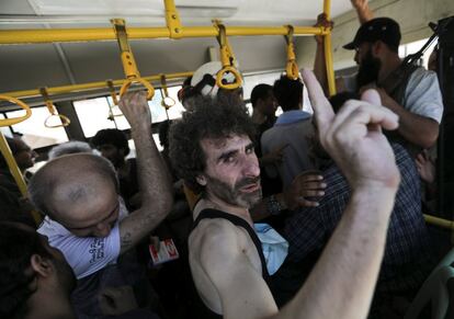 Los rebeldes islamistas liberados de las cárceles del gobierno, son transportados al paso de Al Eiss, en el sur de Alepo.