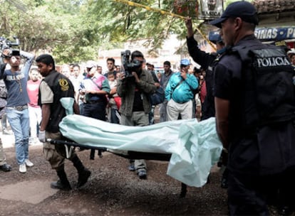 Efectivos de la policía transportan el cuerpo de Julián Arístides González en Tegucigalpa