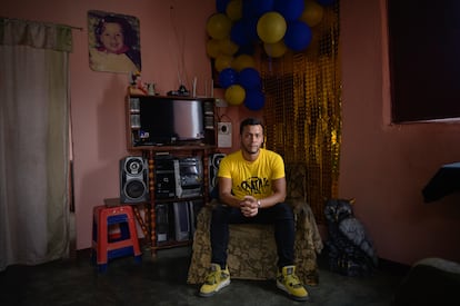 Carlos Xavier Cornejo, hermano de Frizgeralth Cornejo, en la sala de su casa que decoró con globos esperando recibirlo en un vuelo de deportación a Venezuela, el 19 de marzo en Caracas.