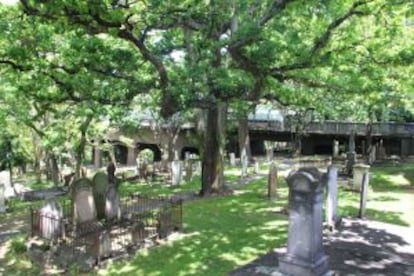 El cementerio de Symonds Street, el primero de Auckland, ubicado al comienzo de K Road.