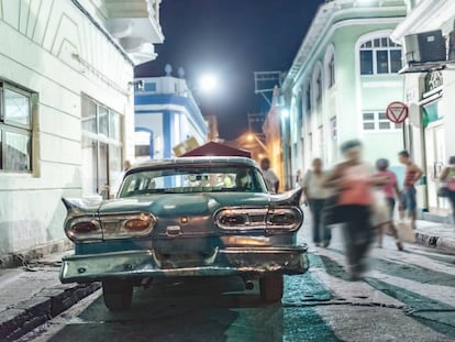 Um carro clássico dos EUA (um Ford Fairlane de 1958) em uma rua central de Santiago de Cuba, a grande cidade do leste da ilha.
