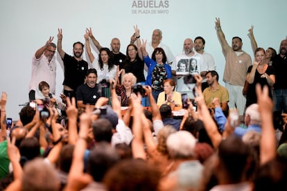 Estela de Carlotto y el grupo argentino de derechos humanos 'Abuelas de Plaza de Mayo', ofrecen una conferencia de prensa este martes.