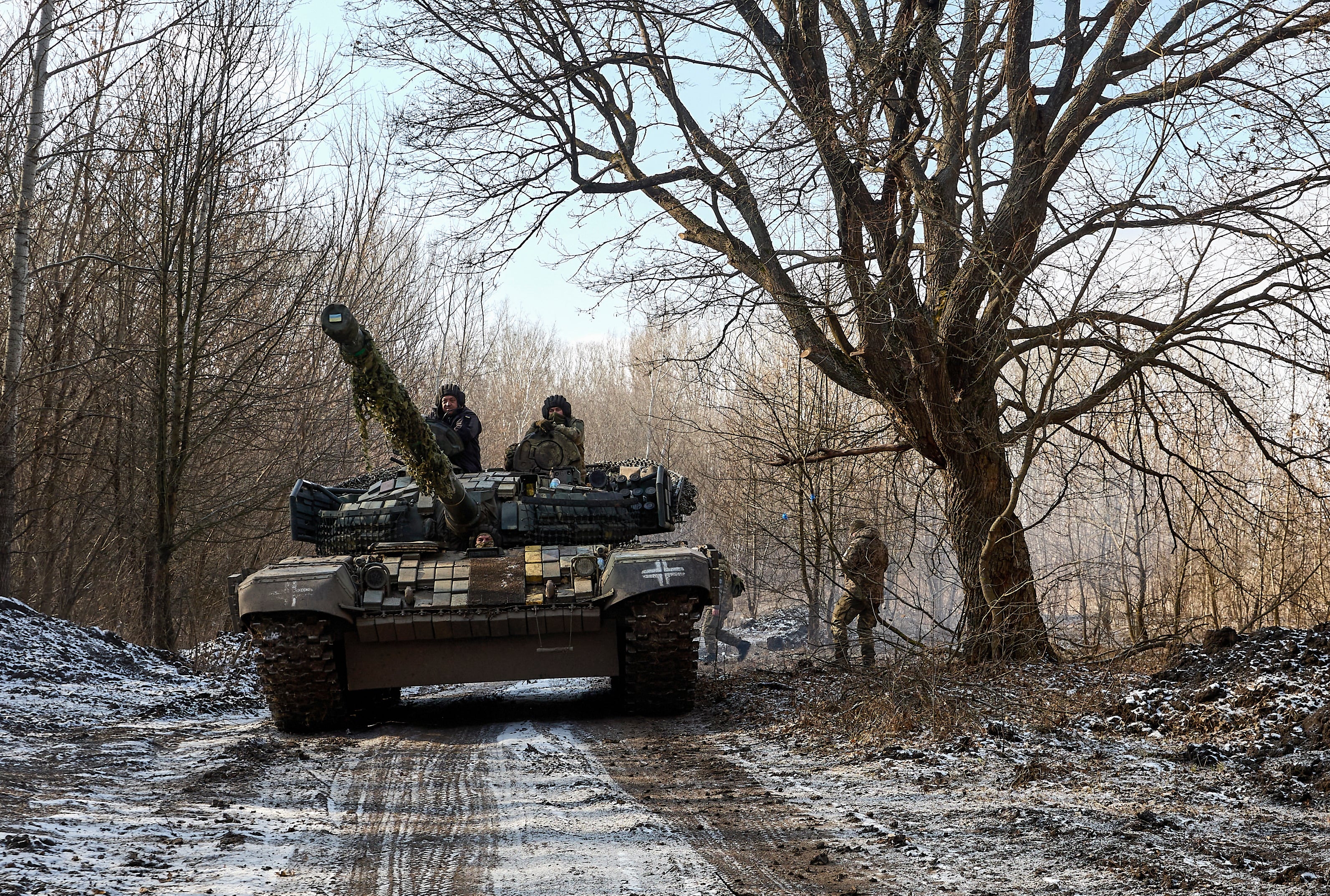 Militares de la 3ª Brigada de Tanques Separada de las Fuerzas Terrestres de Ucrania operan un tanque cerca de la línea del frente en la región de Járkov, en el este de Ucrania, este lunes.