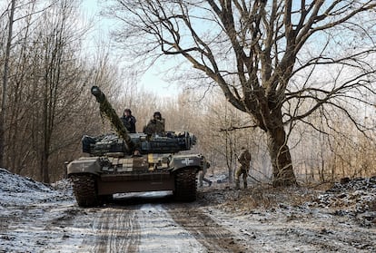 Militares de la 3? Brigada de Tanques Separada de las Fuerzas Terrestres de Ucrania operan un tanque cerca de la lnea del frente en la regin de Jrkov, en el este de Ucrania, este lunes.