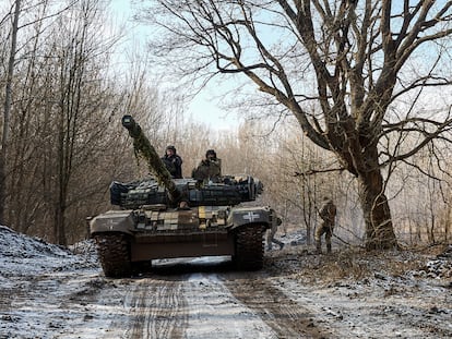 Militares de la 3ª Brigada de Tanques Separada de las Fuerzas Terrestres de Ucrania operan un tanque cerca de la línea del frente en la región de Járkov, en el este de Ucrania, este lunes.