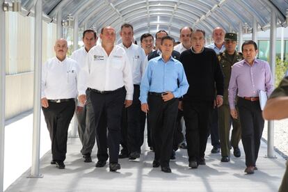 El presidente de México, Enrique Peña Nieto (en el centro), y el CEO de Fiat Chrysler, Sergio Marchionne (a su lado, a la derecha), visitan la fábrica de Chrysler en Saltillo, durante su inauguración, en octubre de 2013.