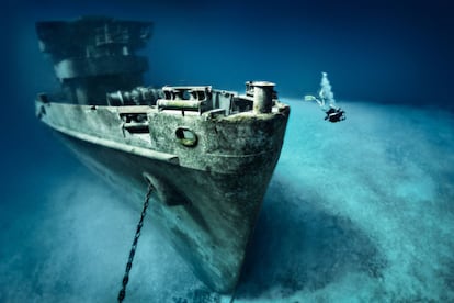 Los barcos naufragados tienen algo muy especial que alimenta nuestra imaginación. Lo demuestra la fuerza narrativa que sigue teniendo todavía la historia del 'Titanic'. Los pecios (barcos naufragados) son uno de los grandes atractivos para buceadores y fotógrafos, como el 'U.S.S. Kittiwake' (en la foto), hundido (y acondicionado) expresamente en las aguas poco profundas de Seven Mile, en las Islas Caimán, que permiten bucear todo el día y con permisos básicos. Es idóneo para principiantes en este tipo de inmersiones.