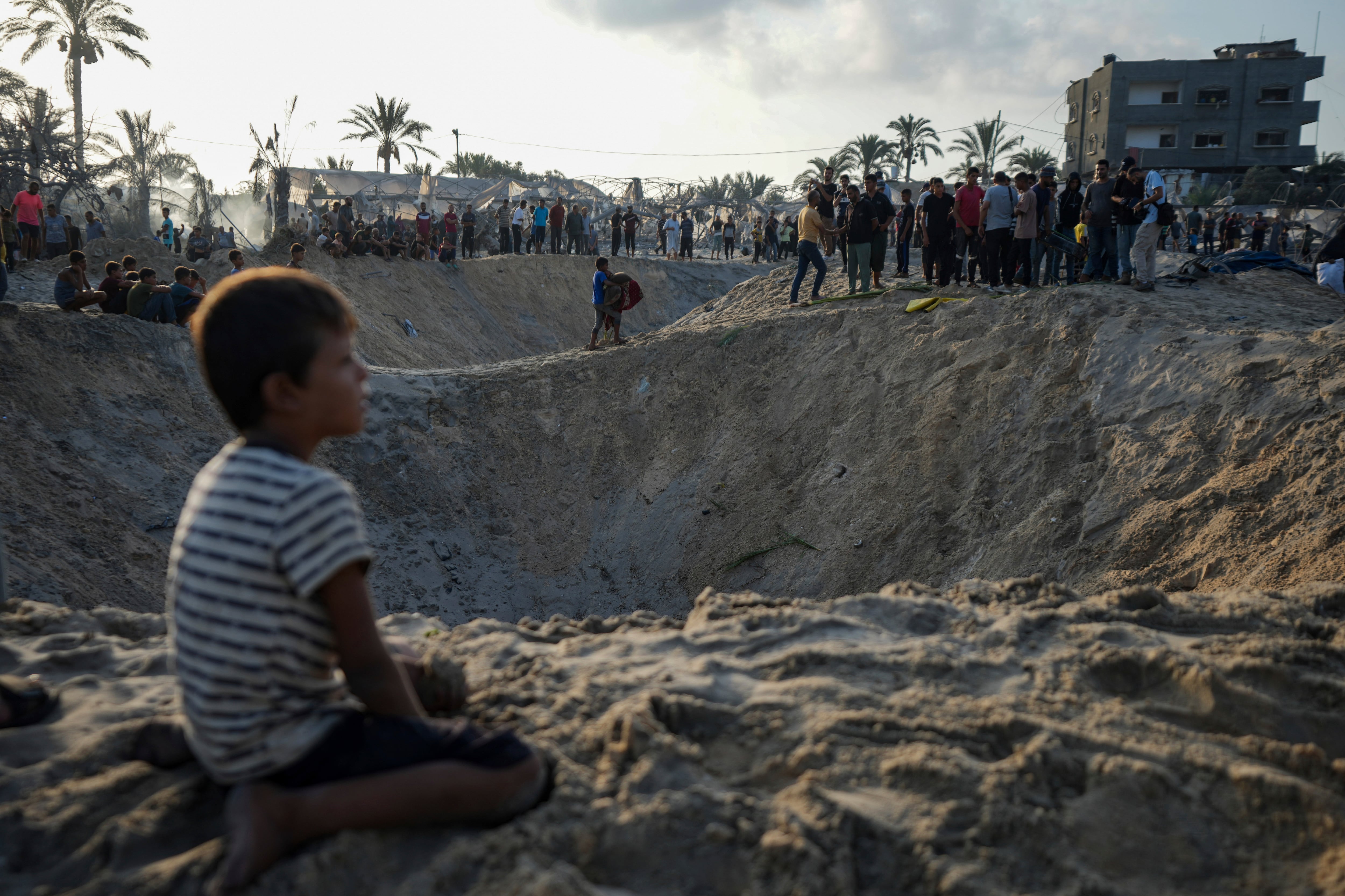 Un ataque israelí mata al menos a 40 palestinos en una “zona humanitaria” en el sur de Gaza 