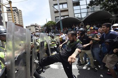 Los manifestantes se enfrenta a la Policía durante la protesta contra los nuevos poderes de emergencia decretados esta semana.