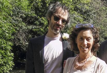 James Rhodes junto a su madre, Georgina.