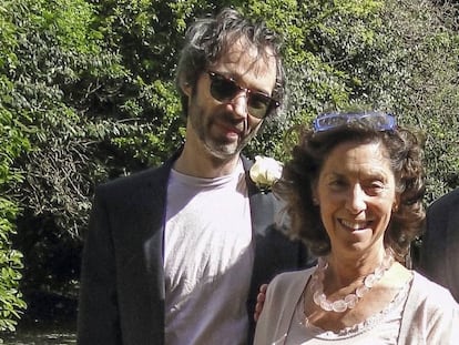 James Rhodes junto a su madre, Georgina.