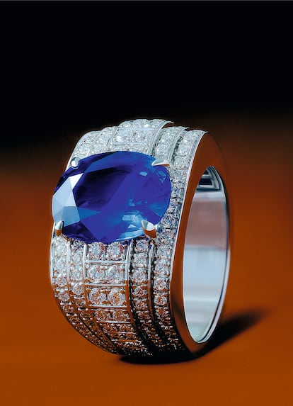 Anillo Big Three Decó de alta joyería en oro blanco con zafiro azul royal en talla  oval y 190 diamantes en talla brillante.