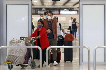 Zona de llegadas de la Terminal 4 del Aeropuerto de Madrid-Barajas Adolfo Suárez este domingo que desde primera hora de la mañana registra los primeros aviones llegados desde terceros países con la apertura del espacio aéreo español a vuelos procedentes del espacio Schengen y la Unión Europea.