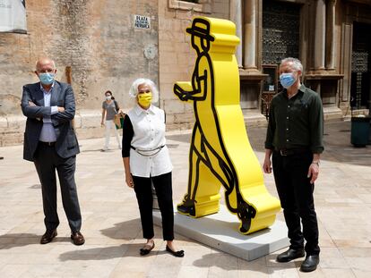 El artista británico Julian Opie (dcha) con Hortensia Herrero y su marido, Juan Roig, esta mañana en Valencia.