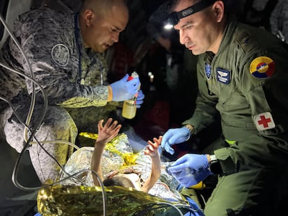 Elementos del Ejército colombiano atienden a uno de los menores rescatados en San José del Guaviare (Colombia), el pasado 9 de junio.