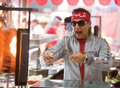 El actor John Turturro interpreta a El Fantasma, "el terrorista palestino más buscado", en <i>Zohan, licencia para peinar,</i> comedia que se estrena mañana en España.