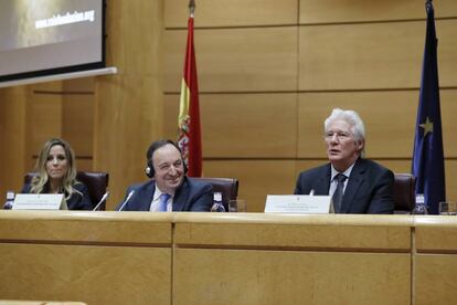 Richard Gere y Alejandra Silva en el Senado hablando sobre la fundación RAIS y su proyecto