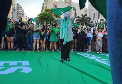 Nina Brugo, histórica militante por el aborto legal, seguro y gratuito en Argentina, frente al Congreso argentino.