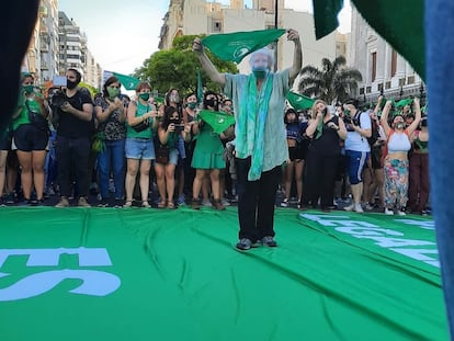 Una histórica militante por el aborto legal, seguro y gratuito en Argentina, frente al Congreso, en Buenos Aires.