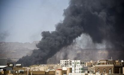 Una columna de humo se levanta tras el bombardeo de Arabia Saudí sobre un supuesto arsenal en Saná, la capital de Yemen.