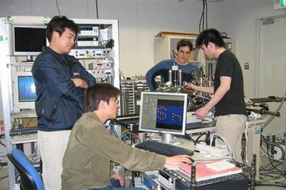 El equipo de científicos de la Universidad de Osaka (Japón), en su laboratorio.