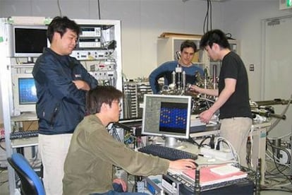 El equipo de científicos de la Universidad de Osaka (Japón), en su laboratorio.