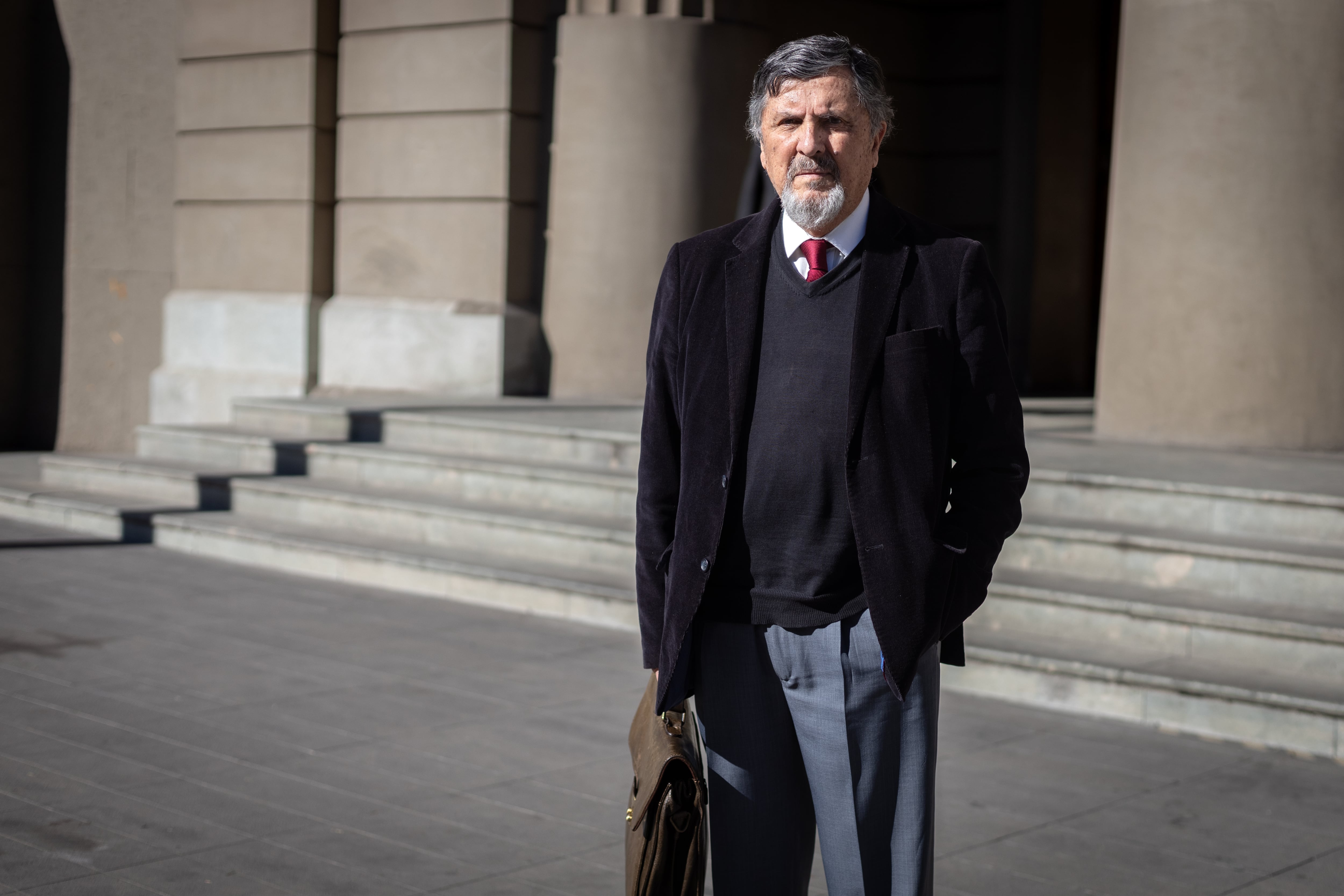El abogado Sergio González Pino, representante de Ruth Reyes, frente Palacio de los Tribunales de Justicia de Santiago, el 10 de junio de 2025.