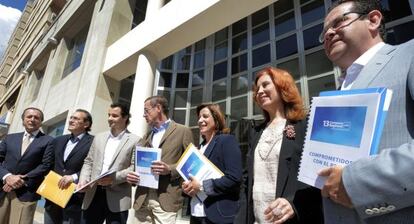 El secretario general del PPCV, Antonio Clemente, con su equipo de ponentes. 