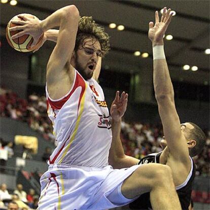 Pau Gasol se apodera con potencia de un rebote ante Bradshaw.