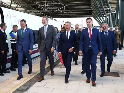 El rey Felipe VI, el presidente del Gobierno, Pedro Sánchez, y el presidente del Senado, Ander Gil, entre otras autoridades, a su llegada esta mañana a la estación de Burgos. 