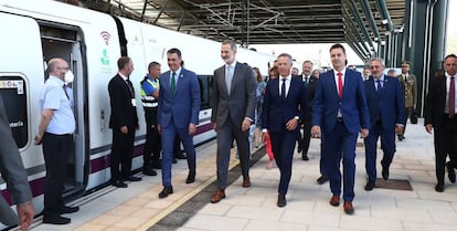 El rey Felipe VI, el presidente del Gobierno, Pedro Sánchez, y el presidente del Senado, Ander Gil, entre otras autoridades, a su llegada esta mañana a la estación de Burgos. 